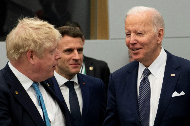 日前舉行的北約布魯塞爾峰會中，英國首相強生（Boris Johnson）、法國總統馬克宏與美國總統拜登進行交談。 圖：達志影像/路透社（資料照片）