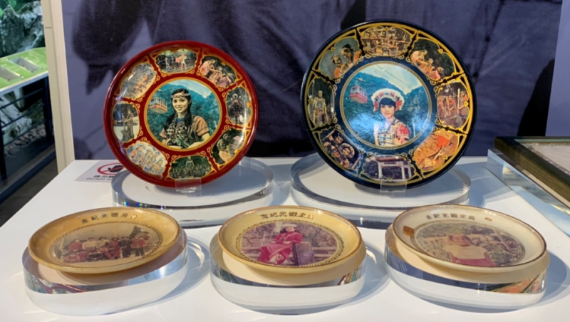 展出早年到烏來旅遊時的特別紀念品—司納普。是透過快照技術製作成內含照片的盤子，為遊客留下美好回憶。   圖：新北市原民局提供