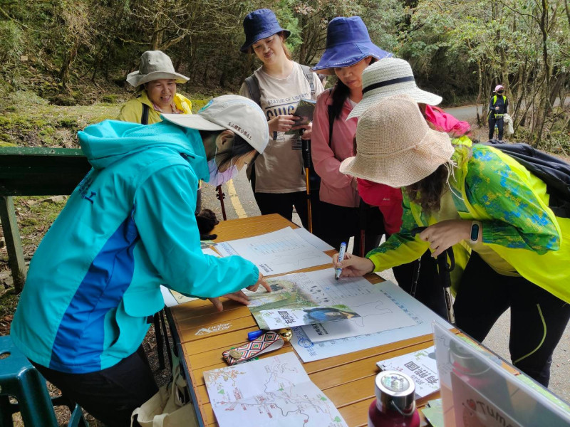 2022年4月起在週休假期，塔塔加遊憩區的大鐵杉有解說員駐點，帶領旅客認識神秘的台灣黑熊。   圖：翻攝自玉山國家公園臉書 