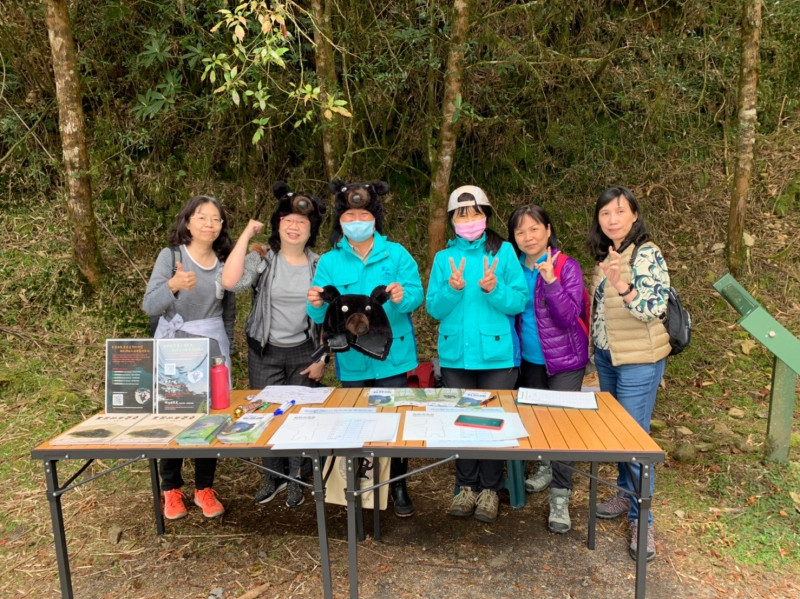 塔塔加遊憩區的大鐵杉有解說員駐點為旅客解說台灣黑熊的故事和習性。   圖：翻攝自玉山國家公園臉書 