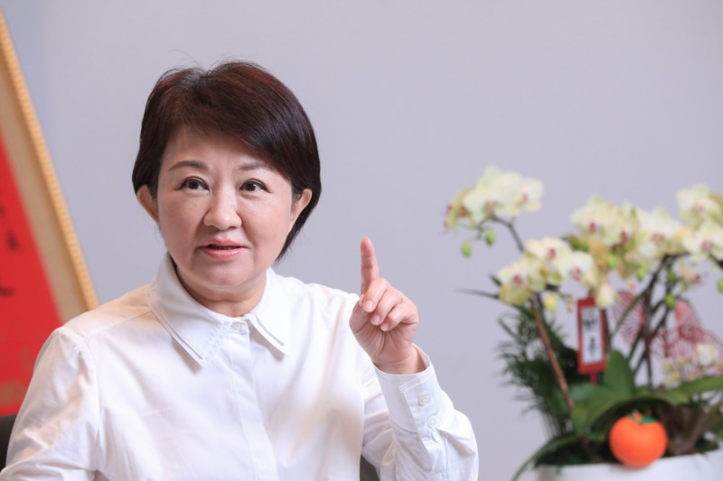 台中市長盧秀燕表示，她早在民國103年6月時任立委時就已提出「降低投票年齡為18歲」修憲案。   台中市政府/提供