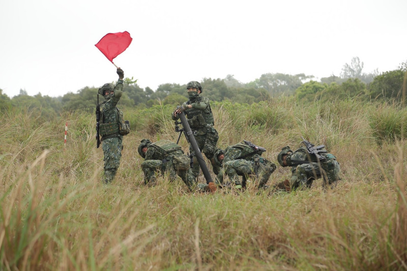 特戰官兵演練「迫砲聯合操作」科目。   圖：軍聞社提供