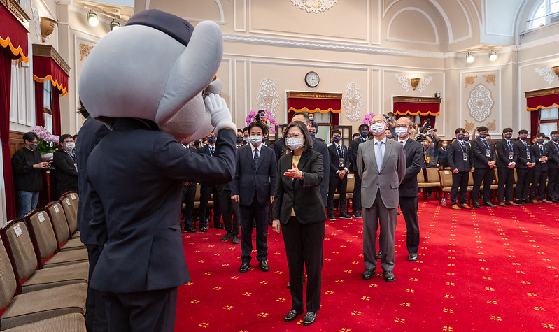 蔡英文總統今（25）日下午偕同賴清德副總統接見「2021年中華職棒總冠軍中信兄弟」。   圖：總統府提供