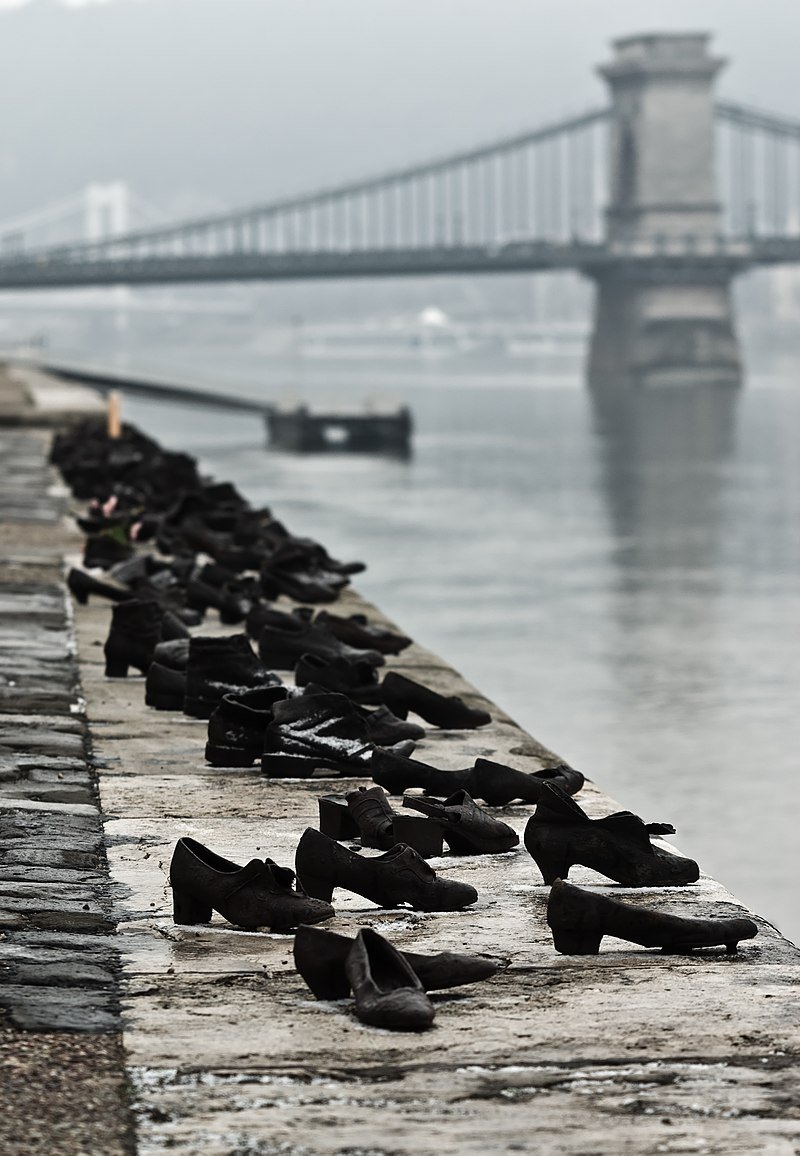 匈牙利多瑙河畔有數十雙鐵鑄鞋，象徵那些在河畔被槍決的匈牙利人。   圖：翻攝自@ImtaBrendan推特（資料照）
