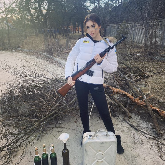 烏克蘭16歲花式滑冰選手沙博托娃（Anastasiia Shabotova）對支持普丁入侵烏克蘭的俄羅斯滑冰選手普魯申科(Evgeni Plushenko)社群發文點讚，被國家隊逐出。   圖：取自沙博托娃IG。