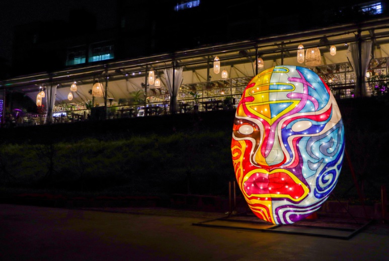 3月26日起遊客來到碧潭就能欣賞官將風傳統工藝與燈光藝術的完美結合，「藝術臉譜」燈組伴隨碧潭獨有的水岸風景持續閃耀。   圖：新北市觀旅局提供