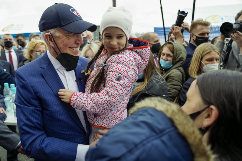 美國總統拜登(Joe Biden)26日前往波蘭國家體育場，拜訪烏克蘭難民。   圖:翻攝自推特 President Biden @POTUS