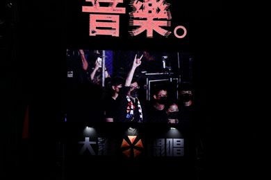 陳其邁與滅火器樂團的成員互動。   圖：翻攝自陳其邁臉書
