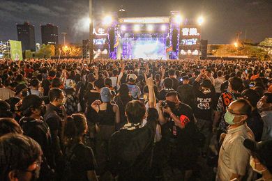 高雄大型音樂祭典「大港開唱」吸引不少民眾參與。   圖：翻攝自陳其邁臉書