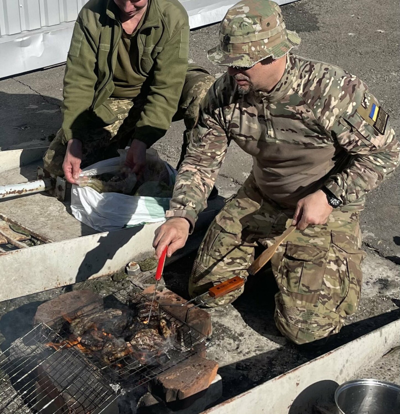 美國退伍軍人James Vasquez分享在前線戰區烤牛排。   圖:翻攝自推特James Vasquez @jmvasquez1974