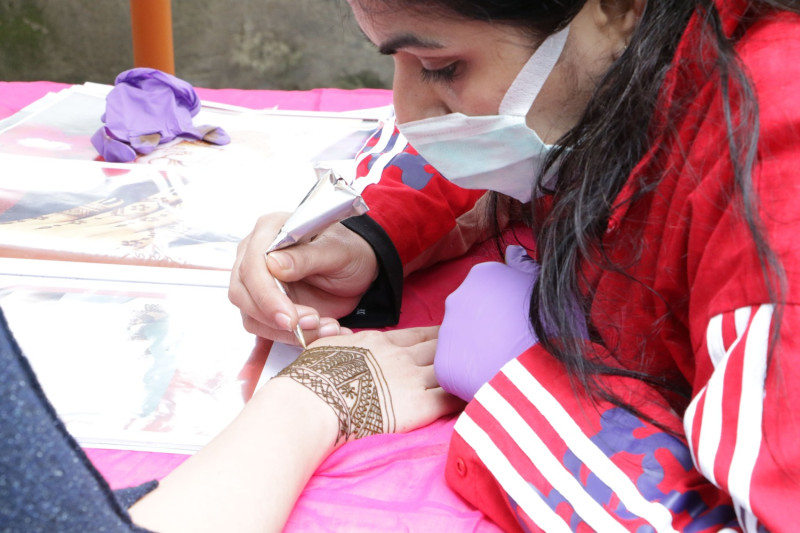 民眾體驗印度文化-印度指甲花紋身。   圖：新北市文化局提供
