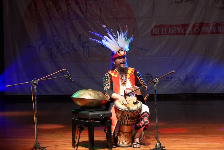 長青組冠軍牧師沙慕松以非洲鼓和手碟鼓結合原住民族傳統歌謠，帶給聽者不同感動。   圖：新北市原民局提供