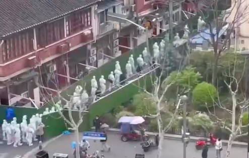 上海市27日晚間正式宣布，將分界、分批採取「封控管理」，有民眾在微博上PO影片。   圖：翻攝自推特