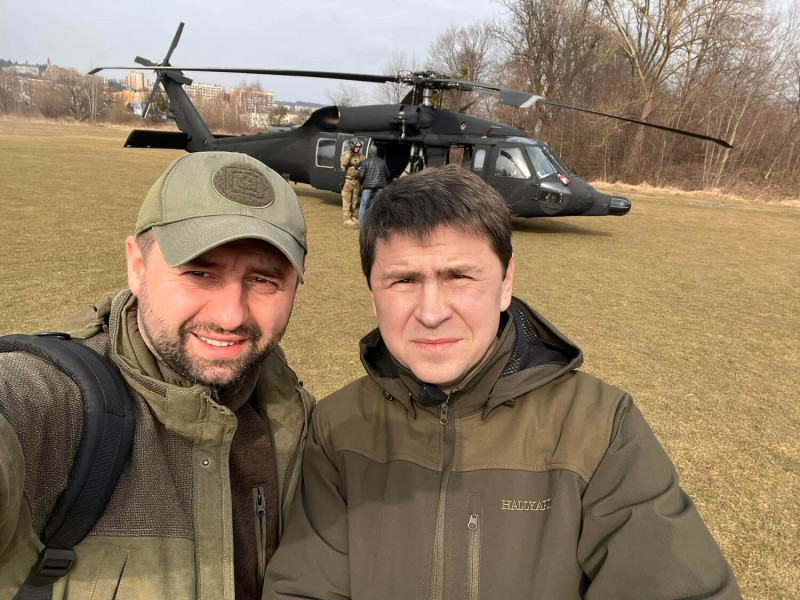 烏克蘭談判代表阿拉哈米亞（左）與總統辦公室主任顧問波多利亞克馬不停蹄奔波多地，負責與俄羅斯談判。   圖：翻攝自阿拉哈米亞臉書