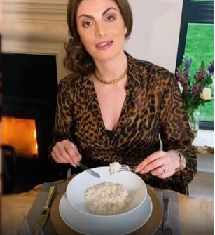 自稱是英國禮儀專家的短片博主露西·查林傑日前在 TikTok 上發佈一段視頻，教人們如何在正式場合用刀叉吃米飯。   圖 : 翻攝自TikTok 