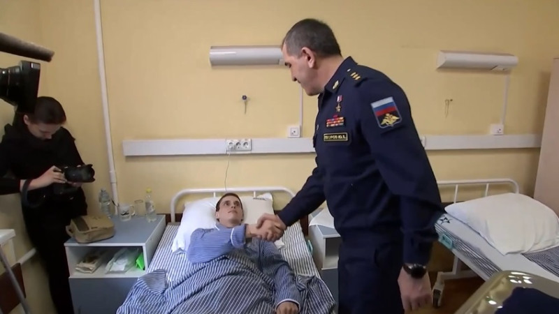 俄羅斯國防部副部長葉夫庫洛夫( Yunus-Bek Yevkurov)在當地時間周六探訪一間軍事醫院，為受傷的官兵頒發獎章。   圖:翻攝自YouTube