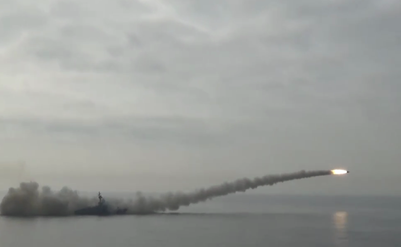 俄羅斯太平洋艦隊在彼得大帝灣舉行的演習中，使用「白蛉」導彈對水面目標進行實彈射擊，成功命中50多公里以外的靶船。   圖：翻攝自環球網。