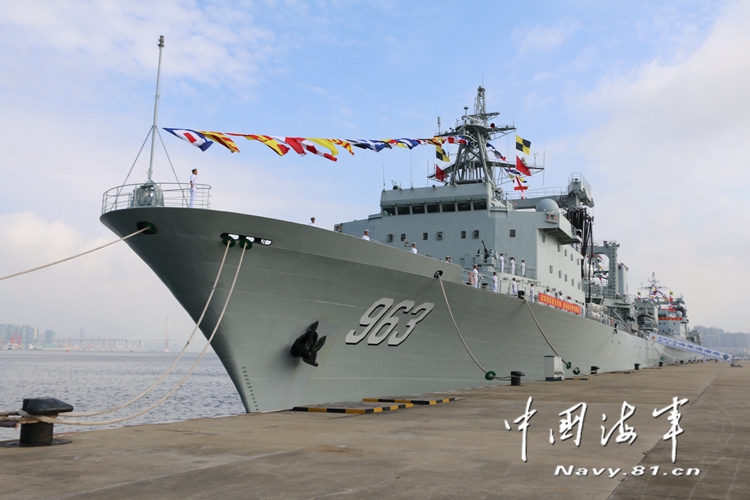 中國駱馬湖號是由該國自行設計製造的新型遠洋綜合補給艦洪湖艦、2016年，兩艘遠海綜合補給艦正式加入海軍南海艦隊戰鬥序列。   圖：翻攝自中國海軍