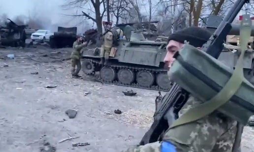 俄軍不僅在此次侵略行動中造成雙方大量傷亡，也出現不少丟棄坦克車逃逸的狀況。   圖 : 翻攝自推特