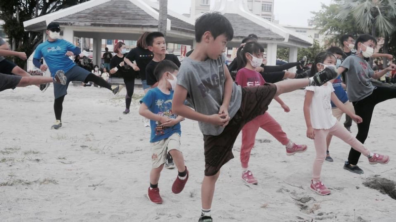 清明連假旗津將明小斯巴達沙灘親子訓練營。   圖：高雄市觀光局提供