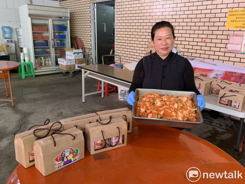 朴婕瑀特地向遠在韓國的家人學做道地韓國泡菜販售籌募蓋廟經費。   圖：林昀真／攝
