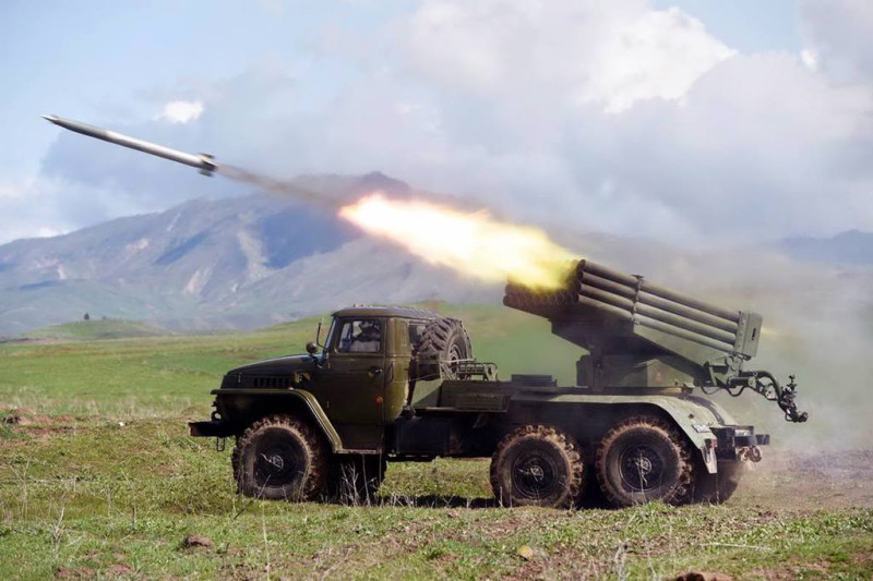 專家指出，俄軍使用的是由多管火箭系統發射的集束凝固汽油彈。（示意圖）   圖：俄羅斯國防部臉書