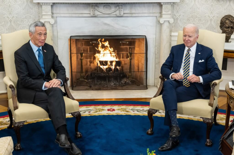 美國總統拜登（右）29日在白宮會見新加坡總理李顯龍（左）。    圖：拜登推特