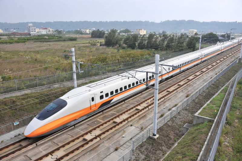 高鐵公司表示，由於平日傍晚通勤時段旅客較多，因此自4月10日起至6月30日，每週一至週四增開1549車次南下列車。   圖：翻攝自台灣高鐵臉書(資料照)