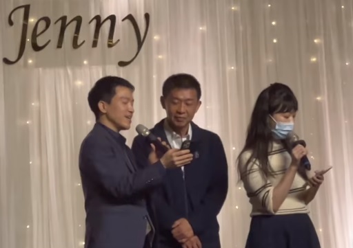 民進黨立委何志偉、許智傑被爆在婚禮場合中脫罩High唱。   圖：翻攝自臉書