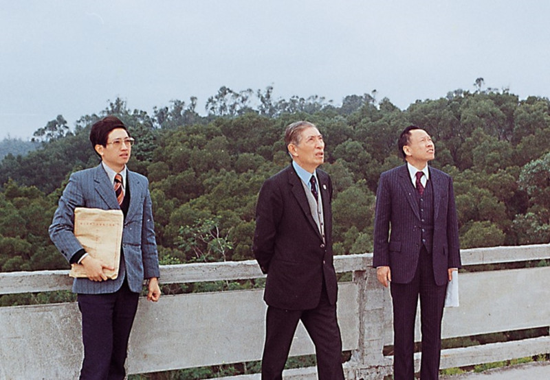 楊文科年輕時曾陪同李國鼎視察新竹科學園區基地。   圖：國民黨文傳會/提供