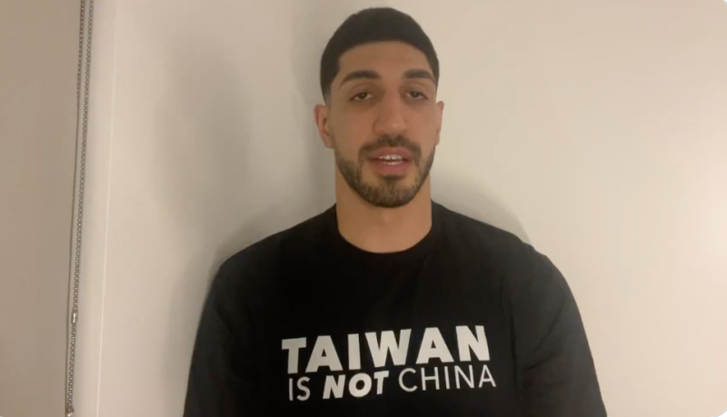 NBA球星坎特（Enes Kanter Freedom）先前曾穿著台灣不是中國的短T拍影片力挺台灣。   圖：擷取自EnesFreedom推特
