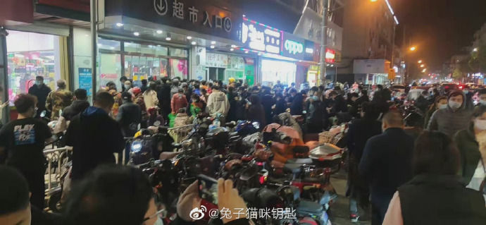 中國疫情失控，上海、吉林封控，超市門口擠滿買菜的人潮。   圖：翻攝自微博