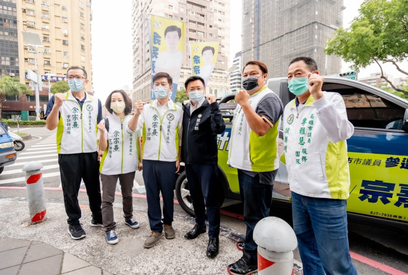 趙天麟(右三)與新人余宗熹服務團隊。   圖：趙天麟服務處提供