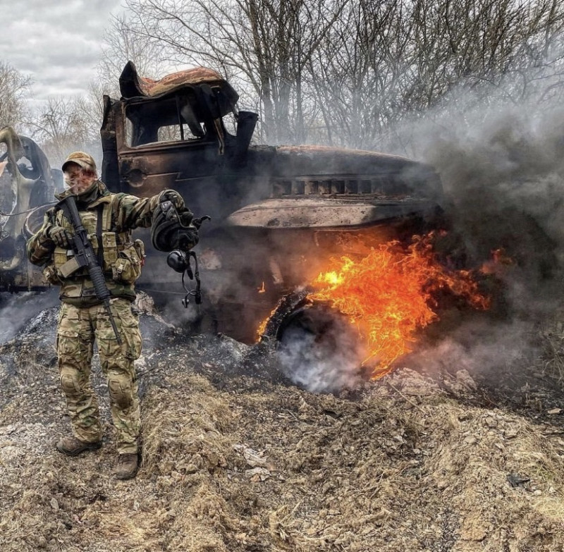 許多烏克蘭平民因俄烏戰爭站上前線作戰。（圖為俄軍補給油罐車遭烏軍焚毀。）   圖：截自推特＠UAWeapons