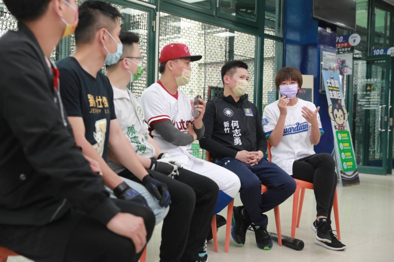 棒球作為台灣的最大公約數，還是可以凝聚不同政黨候選人一起合作交流。   圖：江怡臻服務處提供