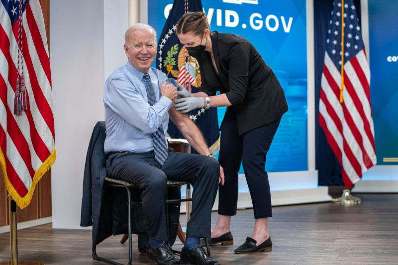 美國總統拜登（左）29日施打第4劑COVID-19疫苗，並宣布一站式官方網站，提供民眾相關訊息。   圖：翻攝自拜登臉書