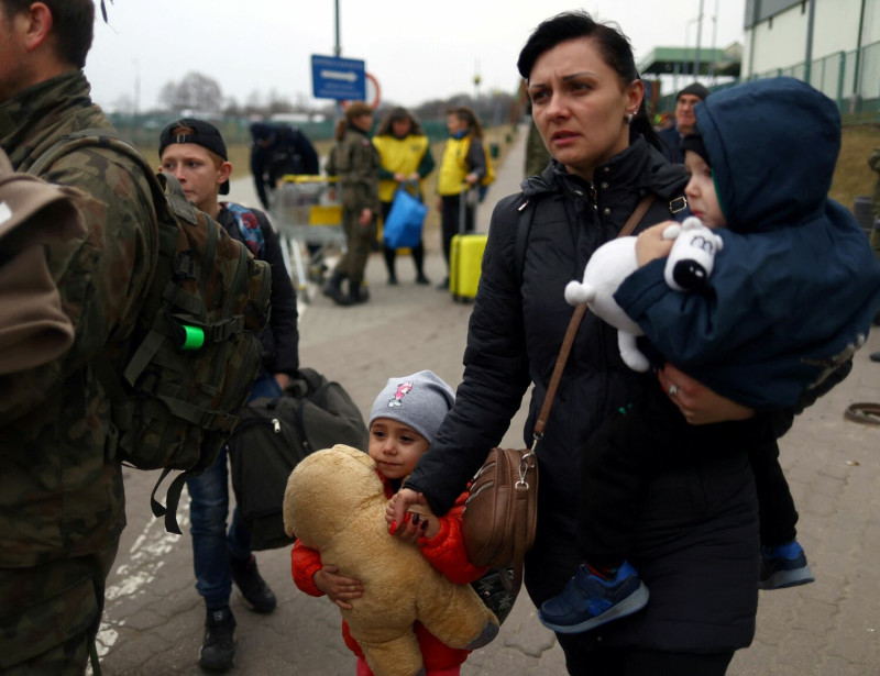 俄烏戰爭延燒至今，造成許多天人永隔或被迫與親人分離的悲劇。（圖為烏克蘭難民示意圖）   圖：達志影像/路透社