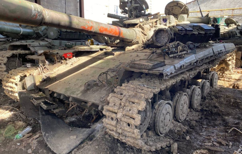 烏克蘭國民警衛隊宣稱在烏東盧甘斯克地區反守為攻，摧毀俄羅斯T-64BV主戰坦克。   圖：翻攝Мілітарний臉書