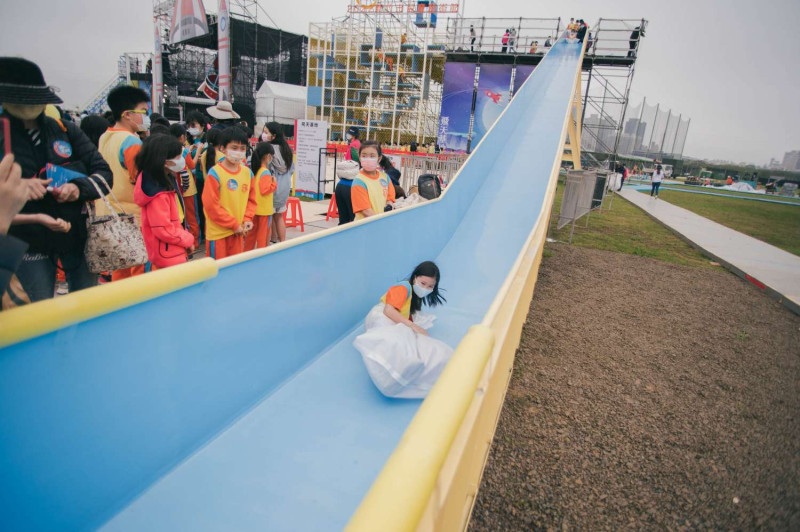 2022新竹市兒童藝術節，明日起至5日新竹左岸登場，新竹市長林智堅邀請1千多位孩童搶先玩。   圖：新竹市政府提供