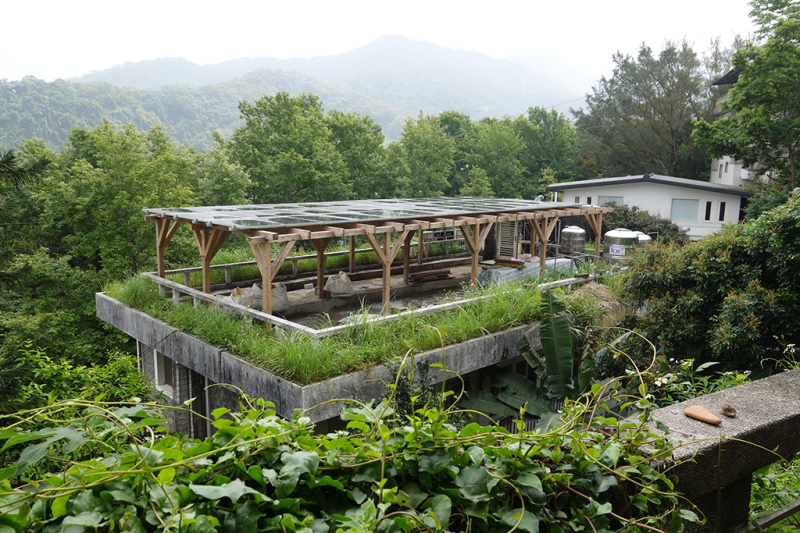 透過補助民有建築物架設太陽光電，鼓勵民眾在自家屋頂裝設太陽能板，降低設置負擔，提高申請意願，共同迎向綠能新趨勢。   圖：新北市經發局提供