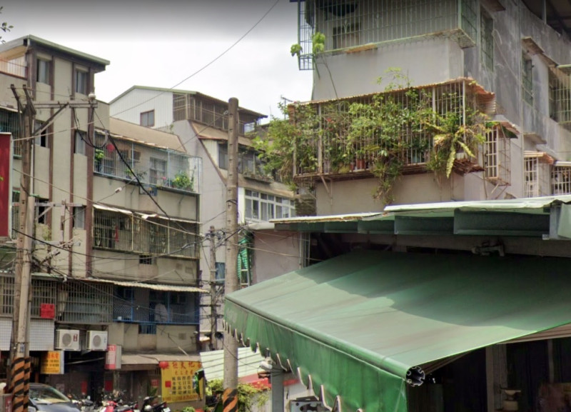 中和公寓同棟9人染疫，潘建志認為應是經由公寓管道間的空氣／氣溶膠傳染，並表示「頂樓加蓋」成為台灣獨有破口。   圖：翻攝自GoogleMap