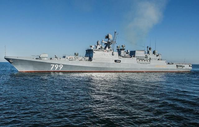 俄羅斯「馬卡洛夫海軍上將號巡防艦」補充3M-54 Kalibr「口徑」海基巡航導彈，烏軍研判近日可能對敖德薩和其他烏克蘭城市發動攻擊。   圖：翻攝陸網/新浪軍事