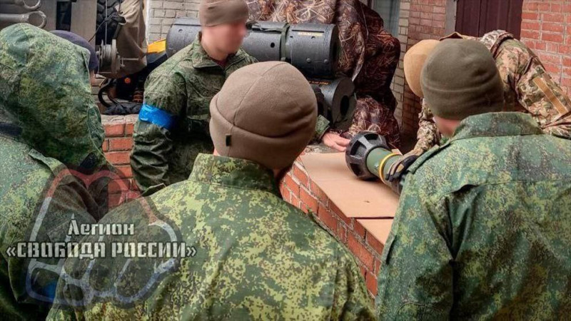 「自由俄羅斯」的士兵正在接受烏克蘭軍官的訓練。   圖：翻攝自@IAPonomarenko 推特