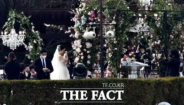 韓媒曝光婚禮現場畫面，孫藝真感動落淚。   圖：翻攝自THE FACT