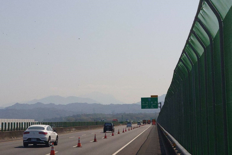 交通部高速公路局表示，當紫斑蝶遷移達每分鐘250隻以上時，國3北上253k-251k將機動封閉外側車道。   圖：交通部高速公路局／提供