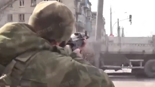 三名車臣士兵手拿武器攻擊紅綠燈。   圖:翻攝自推特