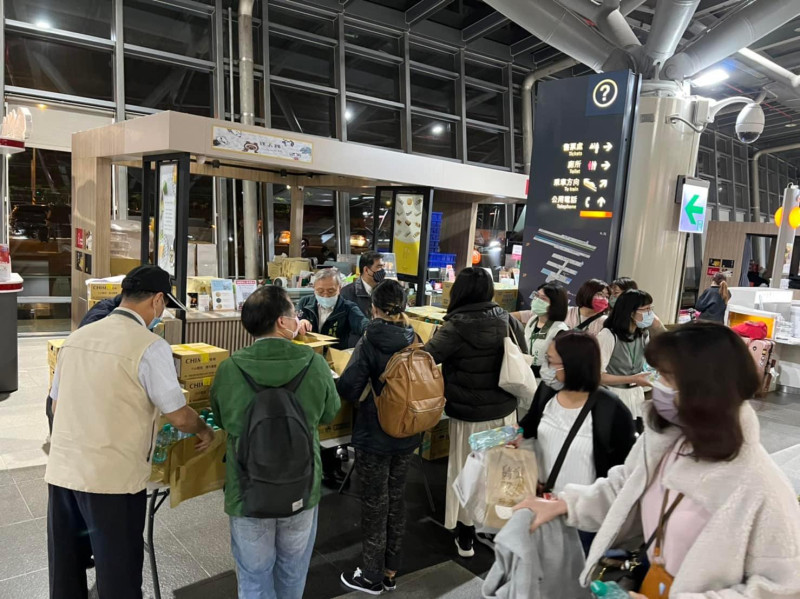台南市府派員在高鐵台南站發送飲料及點心，關懷慰問延遲到站的旅客。   圖/台南市長黃偉哲臉書