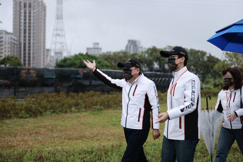 侯友宜偕城鄉局長黃國峰視察五股心環原公園。   圖：新北市城鄉局/提供