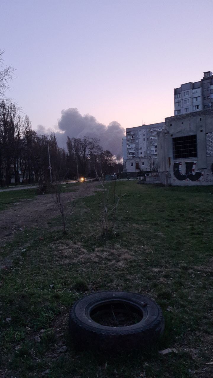俄羅斯空襲烏克蘭中部克列緬丘克的煉油廠。   圖:翻攝自推特 Alex Tiffin (@RespectIsVital)