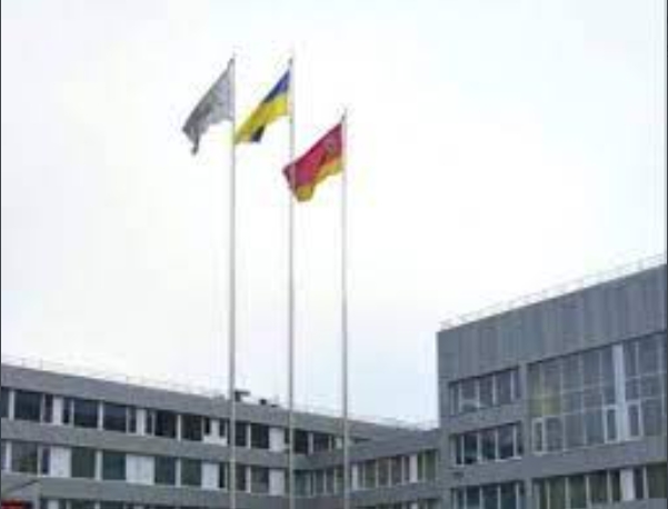 烏克蘭國旗重新在車諾比核電廠升起。   圖/烏克蘭政府推特